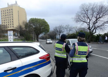 Pod utjecajem alkohola od 1,85 promila nepropisno pretjecao kolonu vozila na DC 8