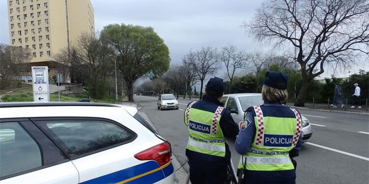 Pod utjecajem alkohola od 1,85 promila nepropisno pretjecao kolonu vozila na DC 8