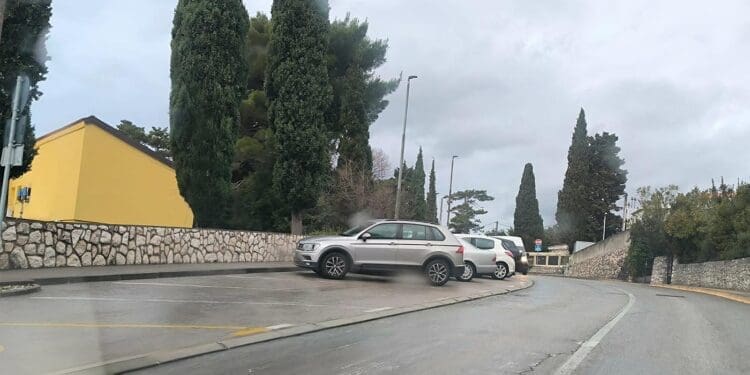 Prometni kaos kod DV Radost traje godinama: zaustavljena vozila blokiraju promet i ugrožavaju sigurnost
