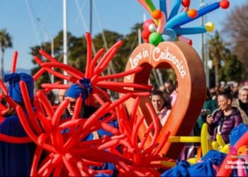 Dječja maškarana povorka seli u dvoranu, Velika povorka održava se po planu