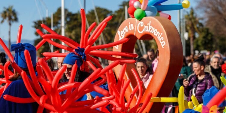 Dječja maškarana povorka seli u dvoranu, Velika povorka održava se po planu