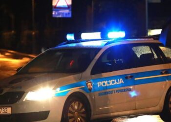 Policija zaustavila vozača kombija u pijanoj vožnji Crikvenicom, oduzeli mu vozačku dozvolu