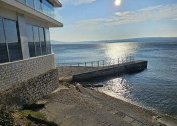 Grad Crikvenica najavljuje uklanjanje nezakonitih građevina na pomorskom dobru
