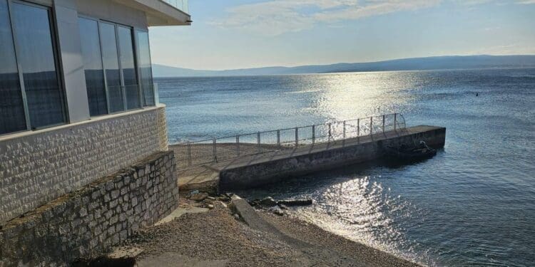 Grad Crikvenica najavljuje uklanjanje nezakonitih građevina na pomorskom dobru