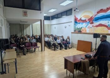 Povratak u klupe s novim znanjima: bivši učenik održao važno predavanje u crikveničkoj srednjoj školi