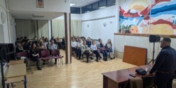 Povratak u klupe s novim znanjima: bivši učenik održao važno predavanje u crikveničkoj srednjoj školi