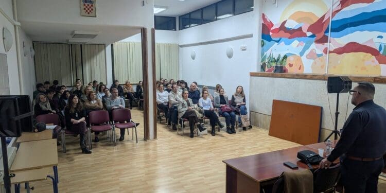Povratak u klupe s novim znanjima: bivši učenik održao važno predavanje u crikveničkoj srednjoj školi