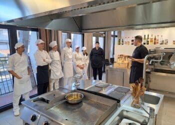 Chef Damnjan Draganić podučavao crikveničke učenike izradi domaće tjestenine