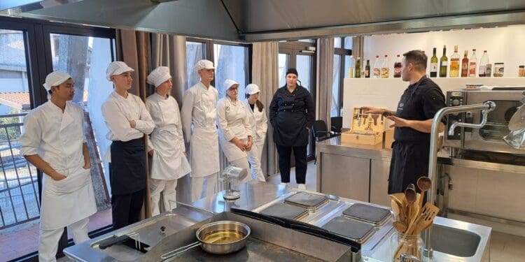 Chef Damnjan Draganić podučavao crikveničke učenike izradi domaće tjestenine