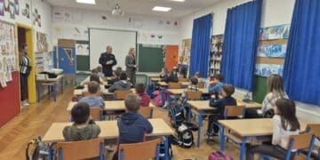 Policajci iz Crikvenice održali sjajnu prometnu radionicu za prvašiće
