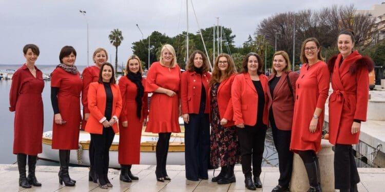 Čelne žene grada Crikvenice na prigodan način obilježile Dan crvenih haljina