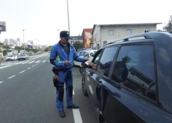 Pijani 47-godišnjak bez vozačke i osobne vrijeđao policajce u Dramlju