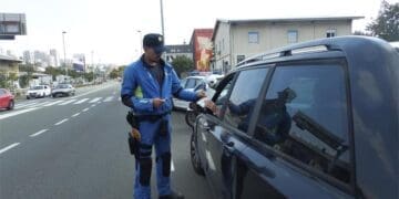 Pijani 47-godišnjak bez vozačke i osobne vrijeđao policajce u Dramlju