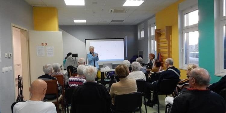 Kako prepoznati online prijevaru? Policija provela važnu edukaciju crikveničkih umirovljenika