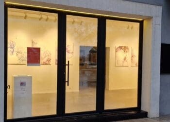 U Crikvenici otvorena izložba „Korijeni i krila“ učenika OŠ Zvonka Cara