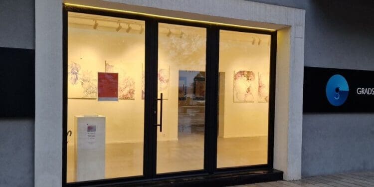 U Crikvenici otvorena izložba „Korijeni i krila“ učenika OŠ Zvonka Cara