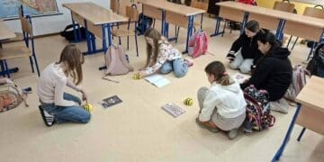 Učenici OŠ Zvonka Cara učili programiranje kroz igru s robotima pčelicama
