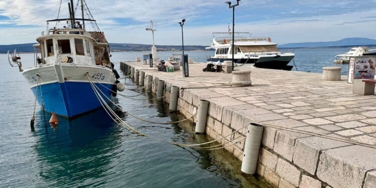 Sigurnije pristajanje u lukama: Postavljeni novi bokobrani u Crikvenici, Pazdehovi i Selcu