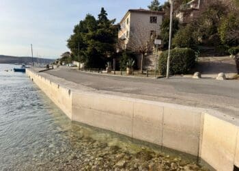U luci Perčin uređena obala i postavljen novi sustav koji omogućuje sigurniji privez plovila