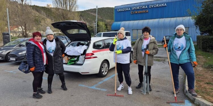 Unatoč jakom vjetru vrijedni volonteri čistili obalu: još jedna uspješna akcija u Crikvenici