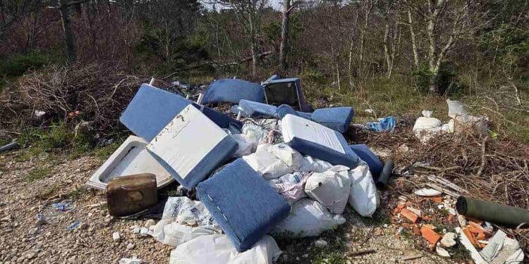Divlji deponiji na šumskom putu u Jadranovu: Komunalno redarstvo pokrenulo postupke protiv četiri osobe