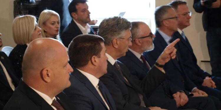 Svečanost potpisivanja ugovora za izgradnju poddionice Križišće – Jadranovo