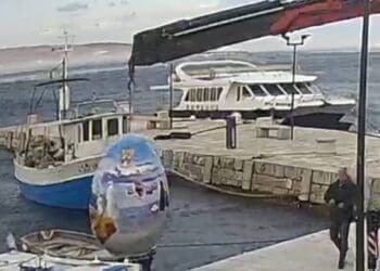 Pomela sve pred sobom: bura u Selcu ‘bacila’ i uskrsno jaje u more