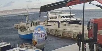 Pomela sve pred sobom: bura u Selcu ‘bacila’ i uskrsno jaje u more