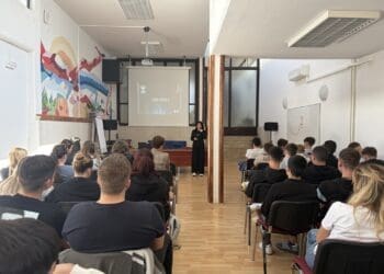 Policija održala važnu edukaciju crikveničkim maturantima: Kako se zaštititi od vršnjačkog i online nasilja?