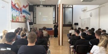 Policija održala važnu edukaciju crikveničkim maturantima: Kako se zaštititi od vršnjačkog i online nasilja?