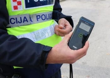 Policija zaustavila 22-godišnjeg vozača na području Dramlja s gotovo 2 promila alkohola