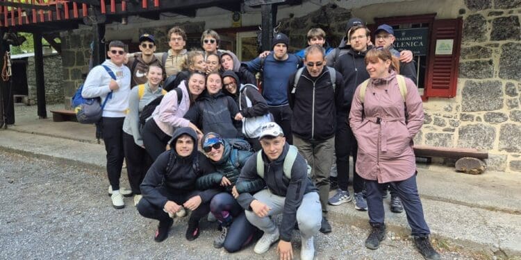 Maturanti Srednje škole dr. Antuna Barca na posljednjoj terenskoj nastavi