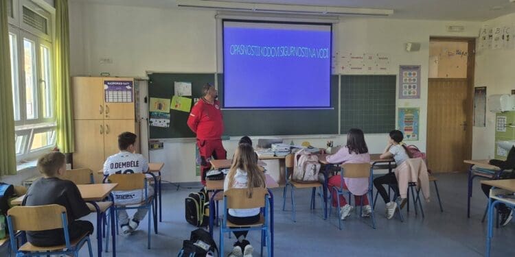 Crikvenički osnovnoškolci učili kako sigurno uživati na moru i pomoći u opasnim situacijama