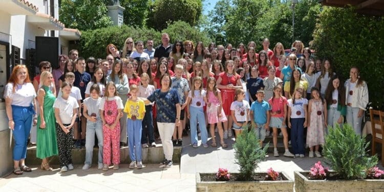 Učenice Iris i Lucija iz OŠ Zvonka Cara osvojile prvu nagradu na 47. Proljeću u Ronjgima