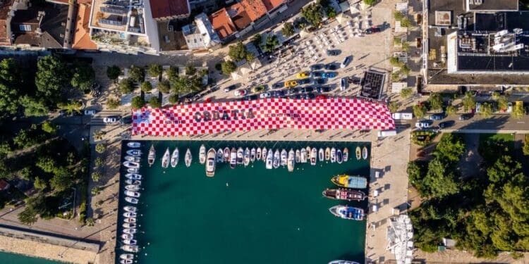Najveća hrvatska navijačka zastava iz Crikvenice kreće na novu prekooceansku avanturu