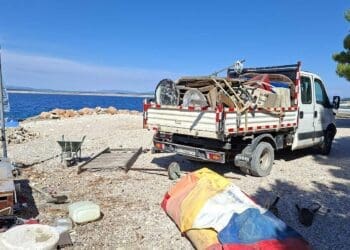 Grad Crikvenica uklonio bespravno postavljene objekte na pomorskom dobru kod hotela Omorika