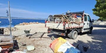Grad Crikvenica uklonio bespravno postavljene objekte na pomorskom dobru kod hotela Omorika