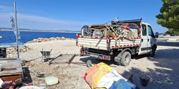 Grad Crikvenica uklonio bespravno postavljene objekte na pomorskom dobru kod hotela Omorika