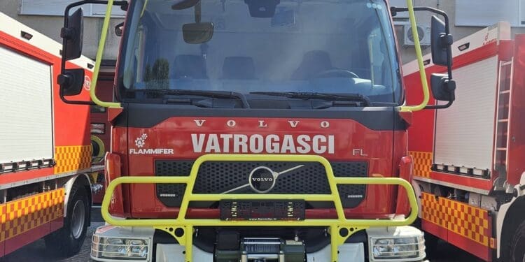S vatrogasnog vozila u Crikvenici ukradena registarska pločica: Počinitelja snimio videonadzor