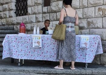 Mali poduzetnici velikog srca: Djeca u Crikvenici prodaju limunadu i skupljaju novac za najpotrebitije