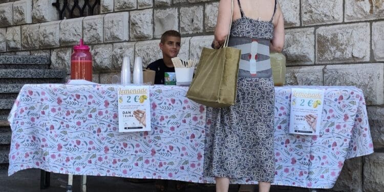 Mali poduzetnici velikog srca: Djeca u Crikvenici prodaju limunadu i skupljaju novac za najpotrebitije