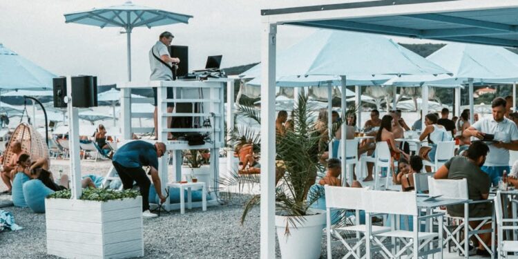 Antonio Krištofić i bend gostuju na plaži u Jadranovu