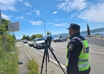 Policija u Crikvenici kontrolirala romobile, napisali preko 20 kazni i pronašli dvojicu bjegunaca