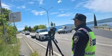 Policija u Crikvenici kontrolirala romobile, napisali preko 20 kazni i pronašli dvojicu bjegunaca