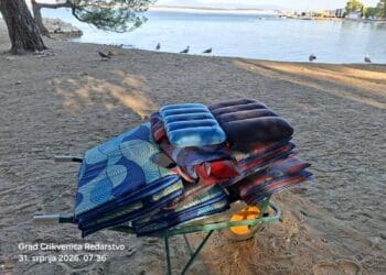 U tijeku uklanjanje plažnih rekvizita: Grad poručuje da rezervacija mjesta na plažama nije dopuštena