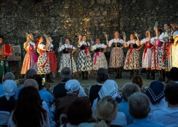 Međunarodni festival folklora u starom gradu Bribiru