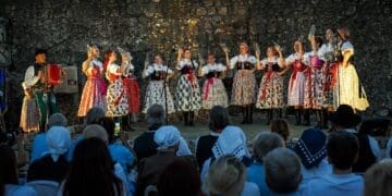 Međunarodni festival folklora u starom gradu Bribiru