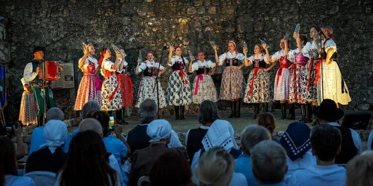 Međunarodni festival folklora u starom gradu Bribiru