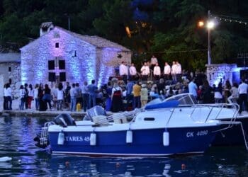 Melodije s okusom mora ponovno stižu u Dramalj: U lučici Pazdehova nastupaju Tri mladića