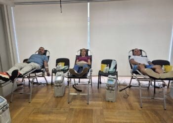 Uspješna akcija darivanja krvi u Crikvenici: prikupljeno 90 doza, darivateljima na poklon predstava u Opatiji